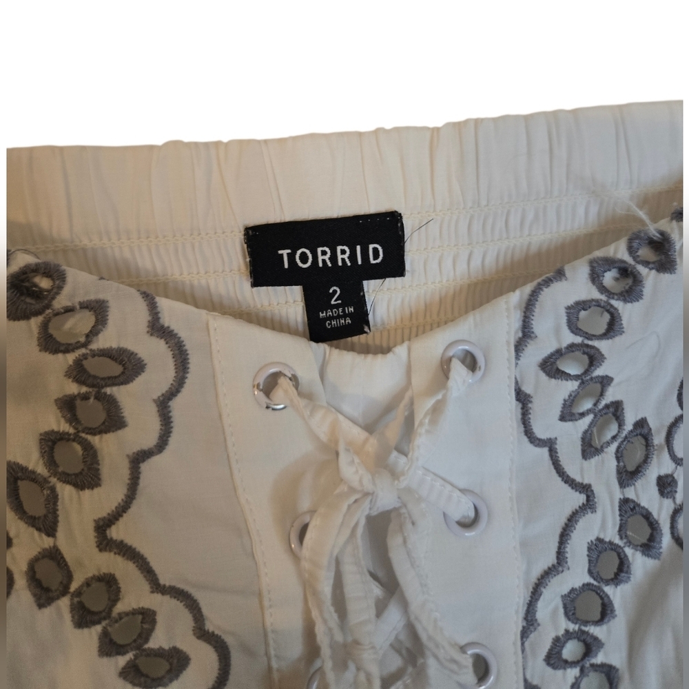 Torrid White Dress with Gray Embroidery Size 2 - Picture 4 of 5